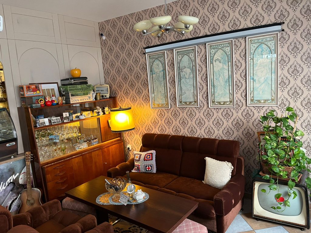 Kaváreň na korze má interiér ako z minulého storočia.