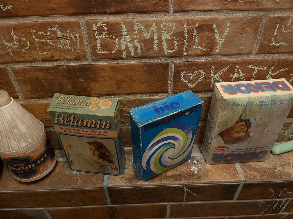 Kaváreň na korze má interiér ako z minulého storočia.