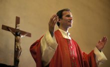 kňaz kňazi peniaze výplata financie ľudia svet