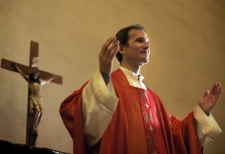 kňaz kňazi peniaze výplata financie ľudia svet