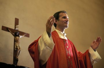 Ako sa zarába v mene Božom? Takéto výplaty dostávajú kňazi naprieč celým svetom