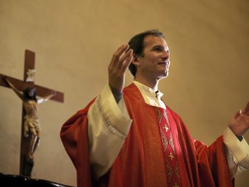 kňaz kňazi peniaze výplata financie ľudia svet