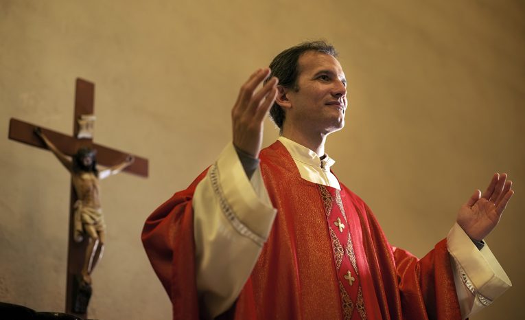 kňaz kňazi peniaze výplata financie ľudia svet