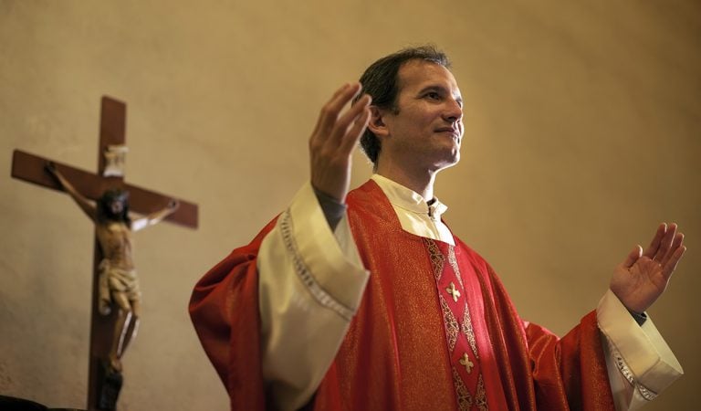 kňaz kňazi peniaze výplata financie ľudia svet