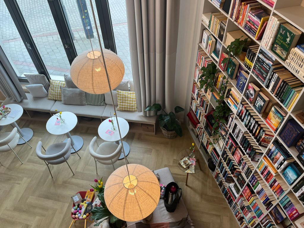 Knihžnica je jedinečný podnik v Bratislave, ktorý spája knižnicu a kaviareň.