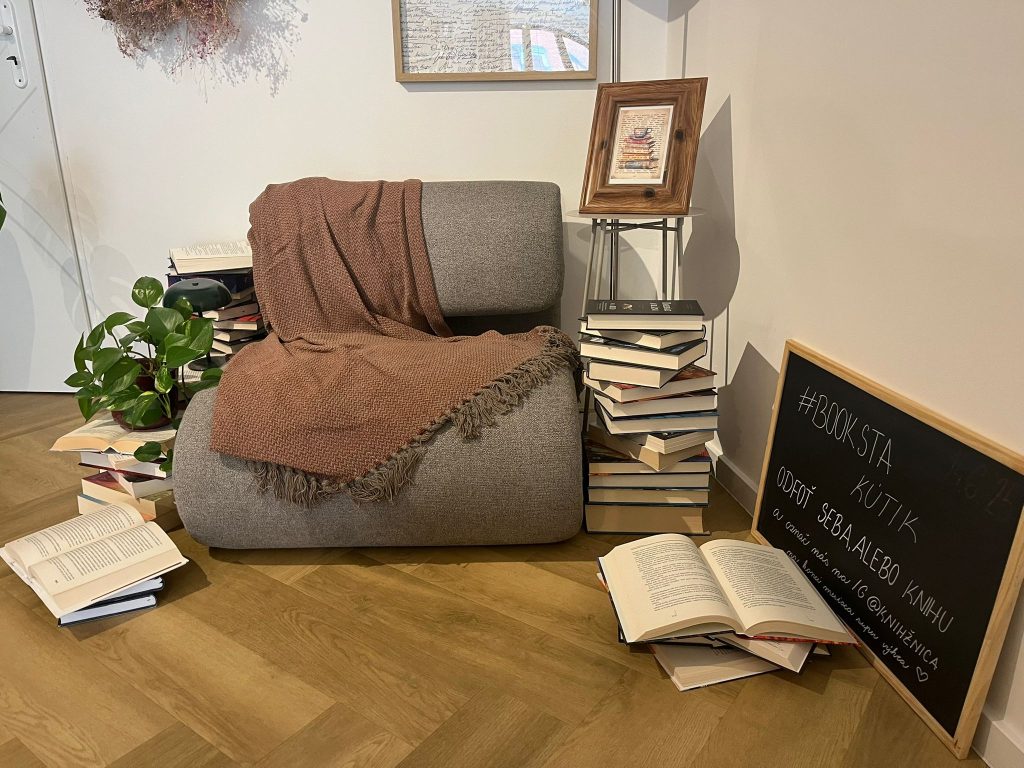 Knihžnica je jedinečný podnik v Bratislave, ktorý spája knižnicu a kaviareň.