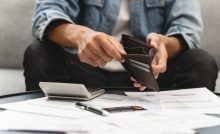 Budeme mať opäť hlbšie do peňaženky? Vláda prehovorila o ďalšom konsolidačnom balíku. Minister práce Tomáš odhalil plán