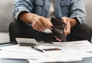 Budeme mať opäť hlbšie do peňaženky? Vláda prehovorila o ďalšom konsolidačnom balíku. Minister práce Tomáš odhalil plán