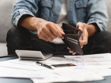 Budeme mať opäť hlbšie do peňaženky? Vláda prehovorila o ďalšom konsolidačnom balíku. Minister práce Tomáš odhalil plán