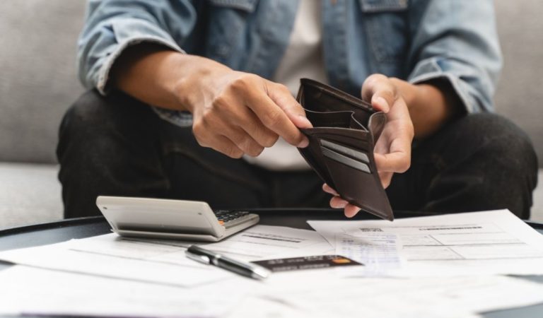 Budeme mať opäť hlbšie do peňaženky? Vláda prehovorila o ďalšom konsolidačnom balíku. Minister práce Tomáš odhalil plán