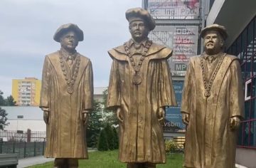 Košice majú nový bizár roka. Vedenie školy si nechalo vytesať vlastné zlaté sochy