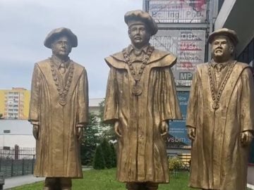 košice vysoká škola zlaté sochy kontroverzia kritika