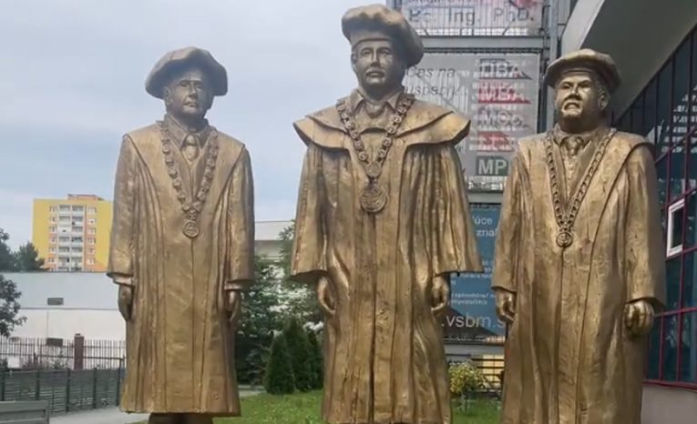 košice vysoká škola zlaté sochy kontroverzia kritika