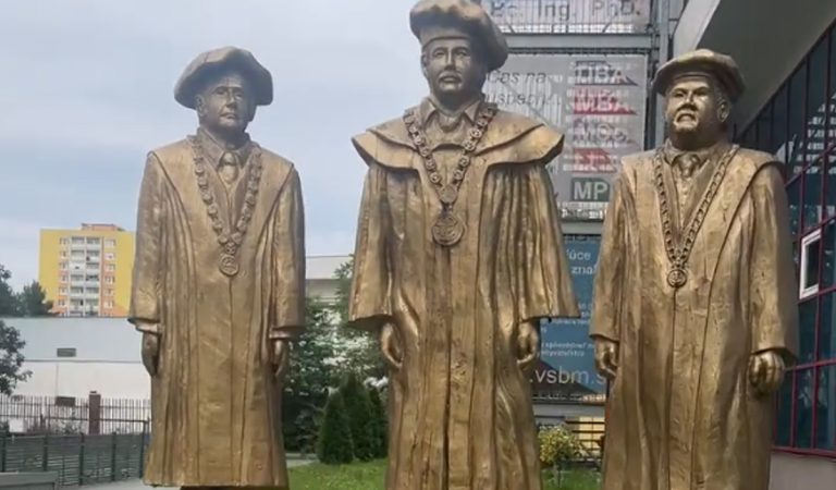 košice vysoká škola zlaté sochy kontroverzia kritika