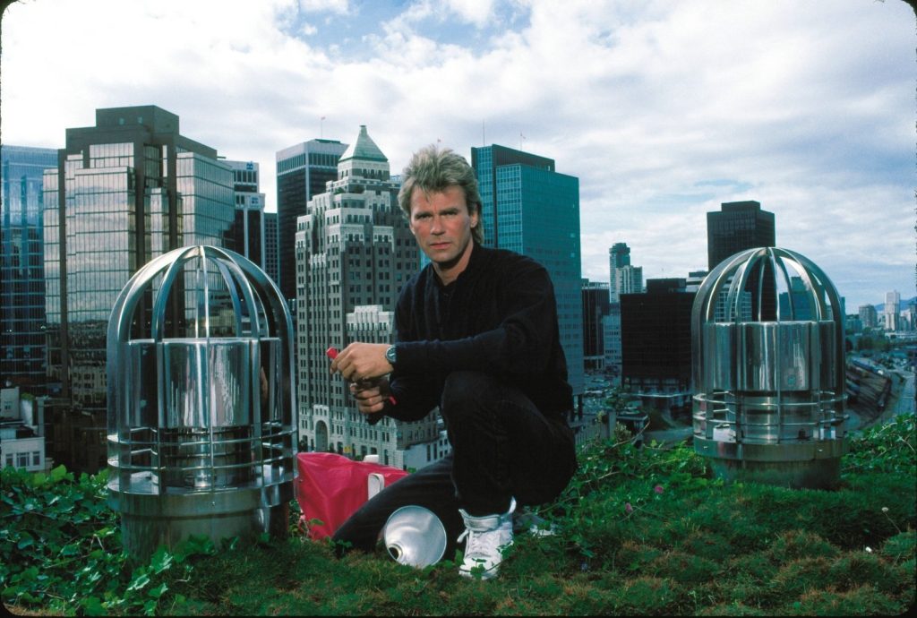 MacGyver patrí k legendárnym seriálom. Jeho protagonista sa vymykal zaužívaným predstavám o akčnom hrdinovi a problémy riešil hlavne rozumom.