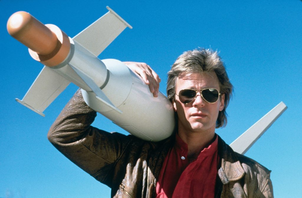 MacGyver patrí k legendárnym seriálom. Jeho protagonista sa vymykal zaužívaným predstavám o akčnom hrdinovi a problémy riešil hlavne rozumom.