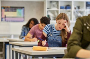 KVÍZ: Zmaturoval by si zajtra zo slovenčiny? Zisti, či tvoje vedomosti za tie roky nezapadli prachom!