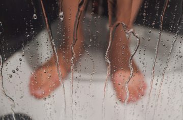 Cikanie v sprche. Táto bežná vec môže mať nečakané negatívne následky, varuje lekárka