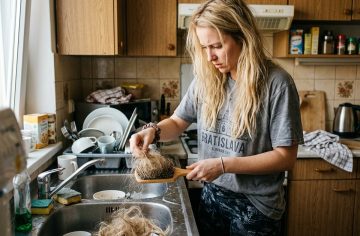 Svoje vlasy hádzala do drezu. Títo hororoví spolubývajúci si zaslúžia miesto v horúcom pekle