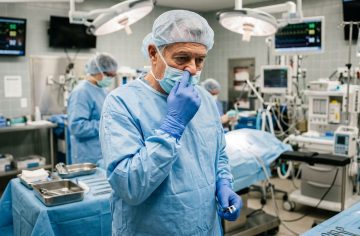 Špára si v nose a potom… Aj takéto odporné správanie musia ľudia znášať v práci