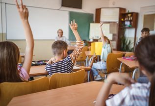 Mal si v škole zlé známky, aj keď si sa učil? Na vine mohlo byť tvoje priezvisko, tvrdia vedci