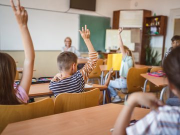 Mal si v škole zlé známky, aj keď si sa učil? Na vine mohlo byť tvoje priezvisko, tvrdia vedci