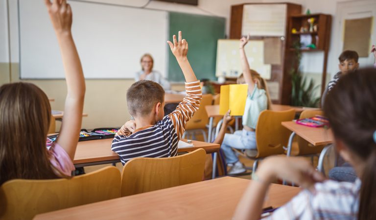 Mal si v škole zlé známky, aj keď si sa učil? Na vine mohlo byť tvoje priezvisko, tvrdia vedci