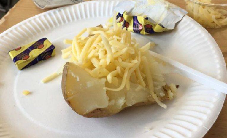 Takto vyzerá nemocničné jedlo v praxi: 20 príkladov, po ktorých ťa prejde chuť jesť