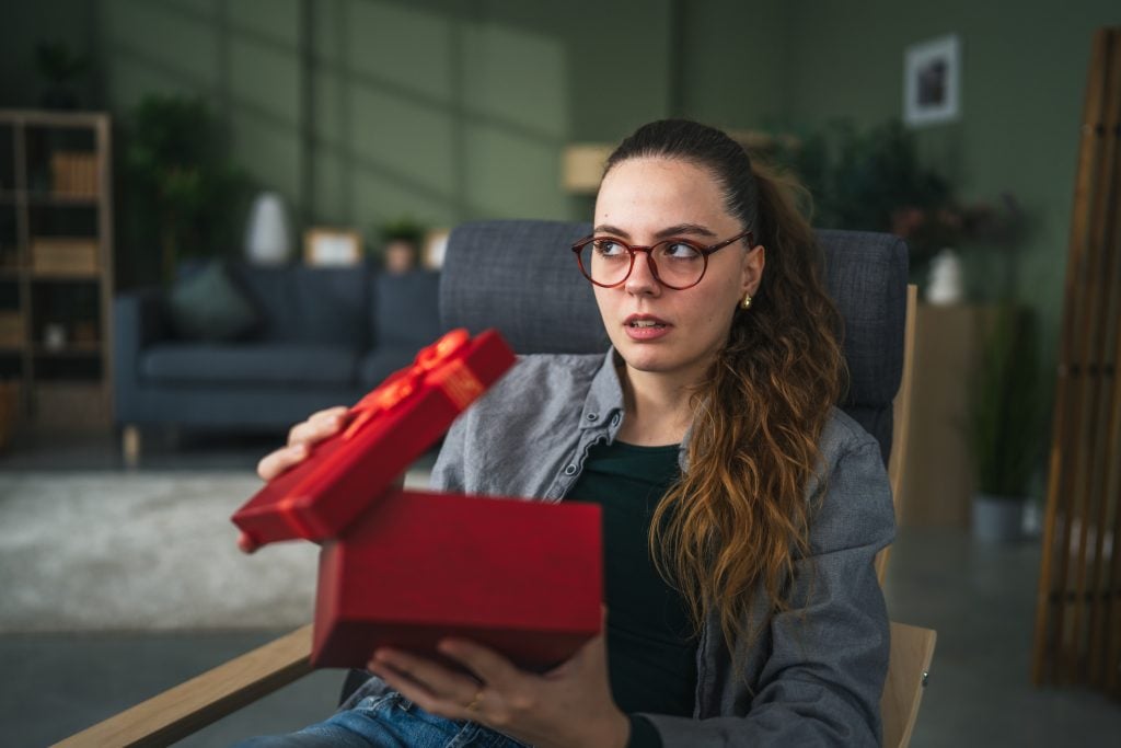 Nevhodný darček k sviatku od narcistického člena rodiny dostal už asi každý z nás.