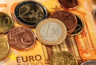 peniaze financie ľudia účet odborníci šetrenie