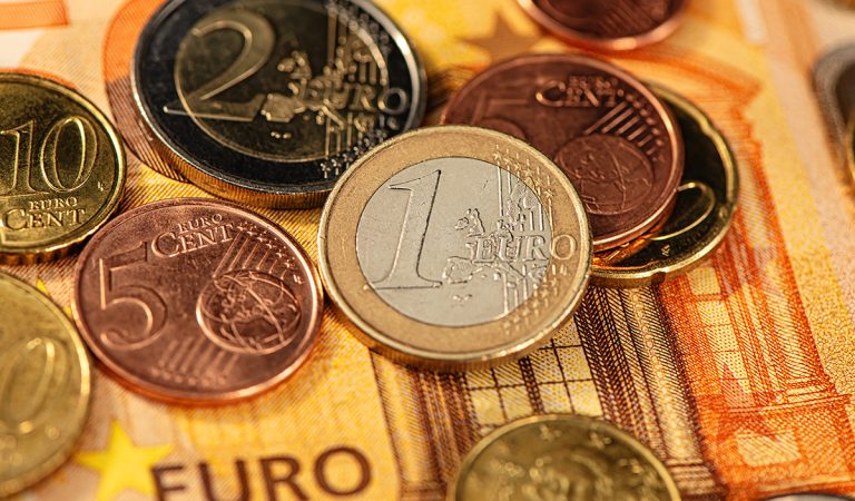 peniaze financie ľudia účet odborníci šetrenie