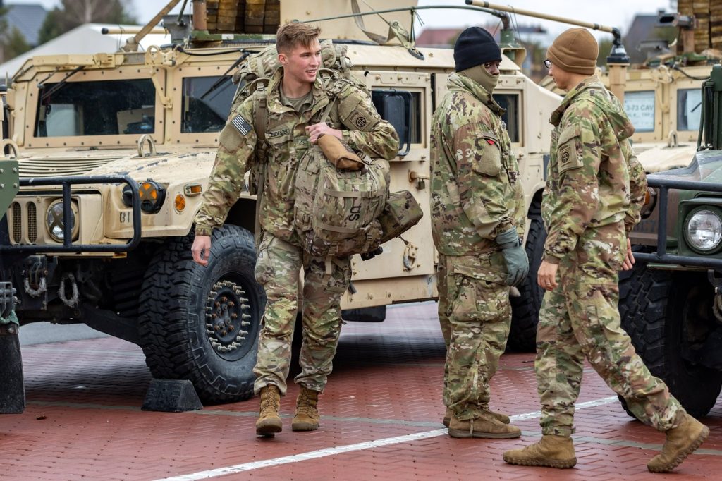 Americké jednotky námornej pechoty a výsadkárov sa presúvajú na Blízky východ. Hovorí sa o pozemnej operácii proti Iránu.
