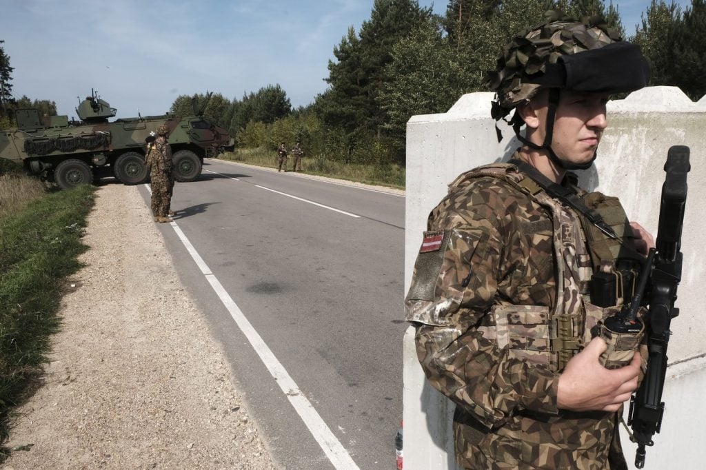 Vzdušný priestor Litvy, Lotyšska a Estónska narušili cudzie drony. Jeden zo strojov zasiahol komín elektrárne v Estónsku.