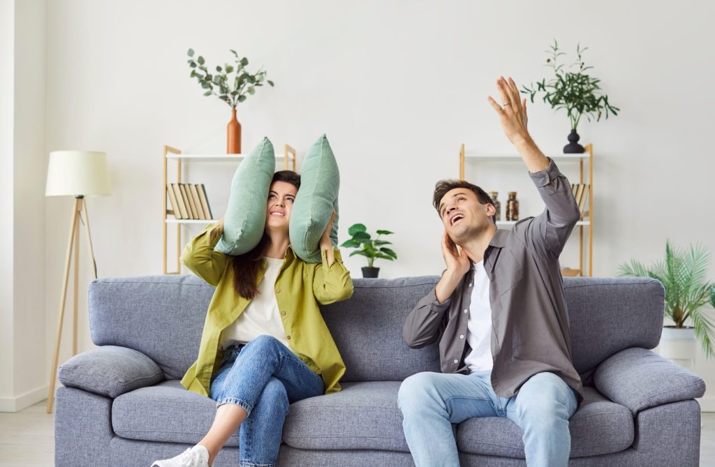 Asi polovica obyvateľov Slovenska žije v paneláku či v inom bytovom dome. Toto sú situácie, ktoré život v takomto bývaní prináša.