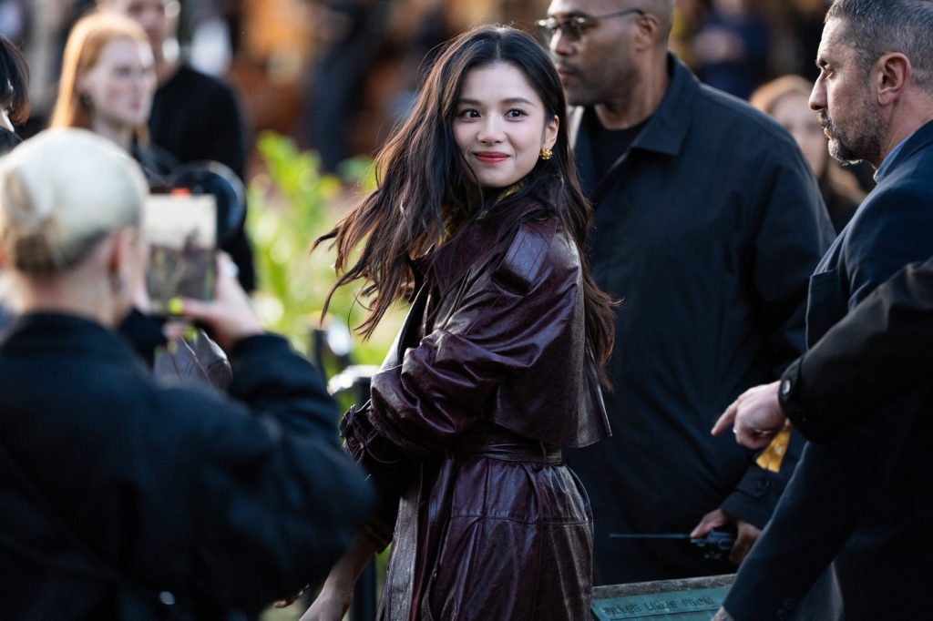 Čínska herečka Jingyi Zhang sa postarala o virálny moment, keď sa na červenom koberci objavila so žltou igelitkou v rukách.