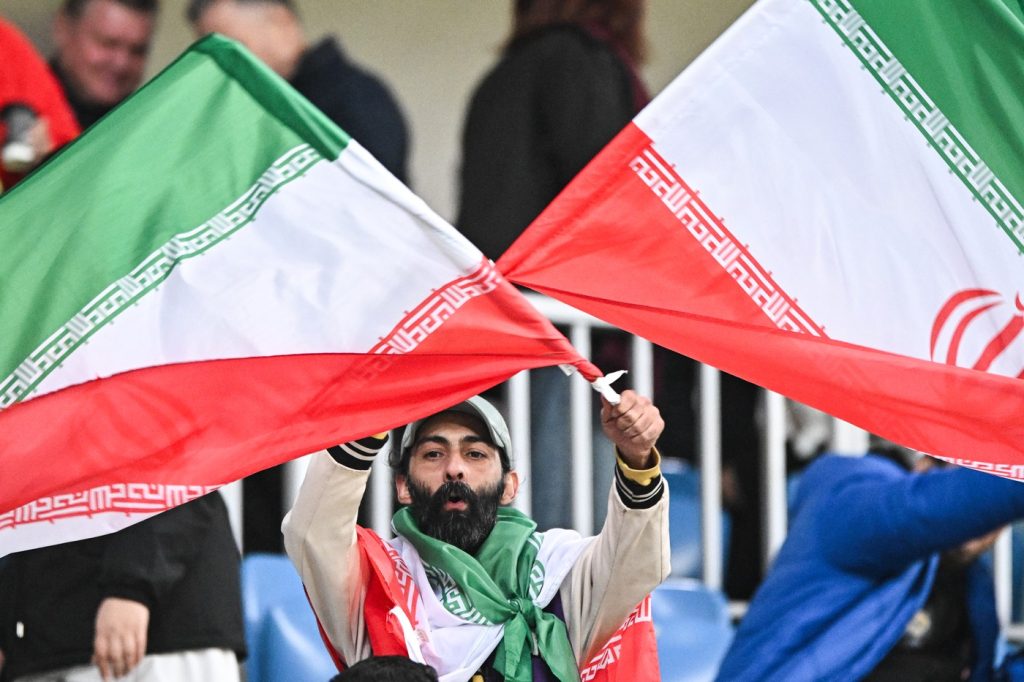 Irán sa síce suverénne kvalifikoval na futbalové majstrovstvá sveta, jeho účasť na turnaji však vôbec nie je istá.