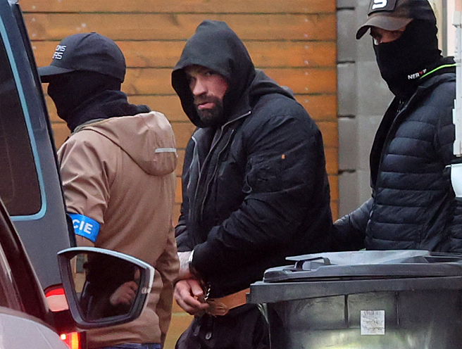 Česká MMA hviezda Karlos Vémola má ďalší problém. Tentoraz sa spolu so svojou mamou ocitol v dopravnej nehode.