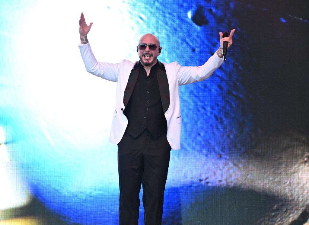Fenomenálny americký spevák Pitbull vystúpi tento rok na Slovensku. Fanúšikovia sa môžu tešiť na poriadnu šou.