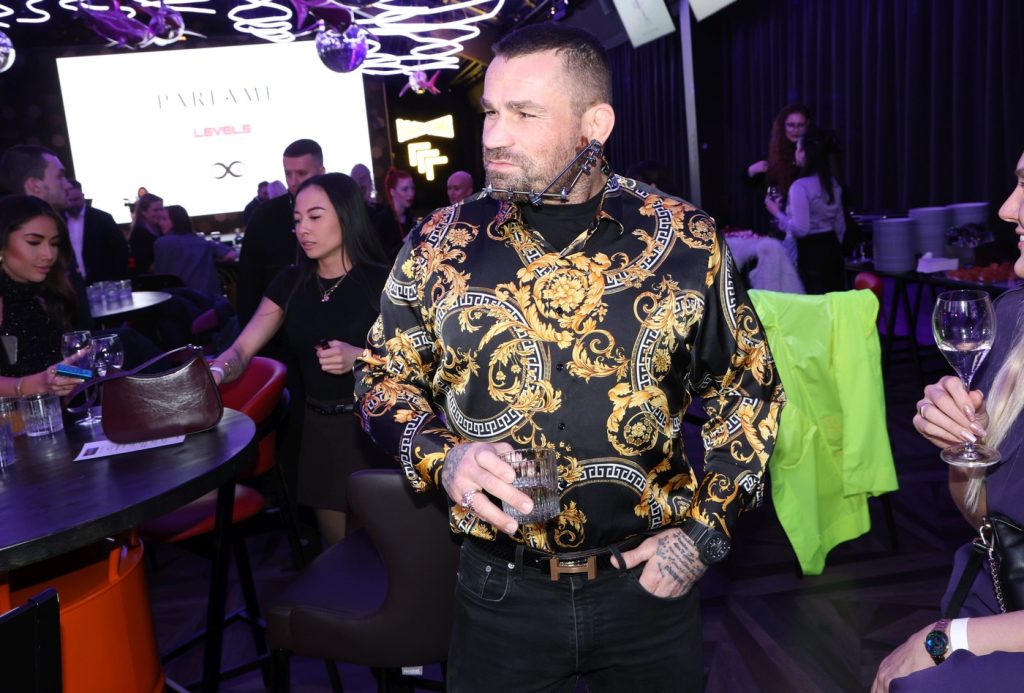 Česká MMA hviezda Karlos Vémola má ďalší problém. Tentoraz sa spolu so svojou mamou ocitol v dopravnej nehode.