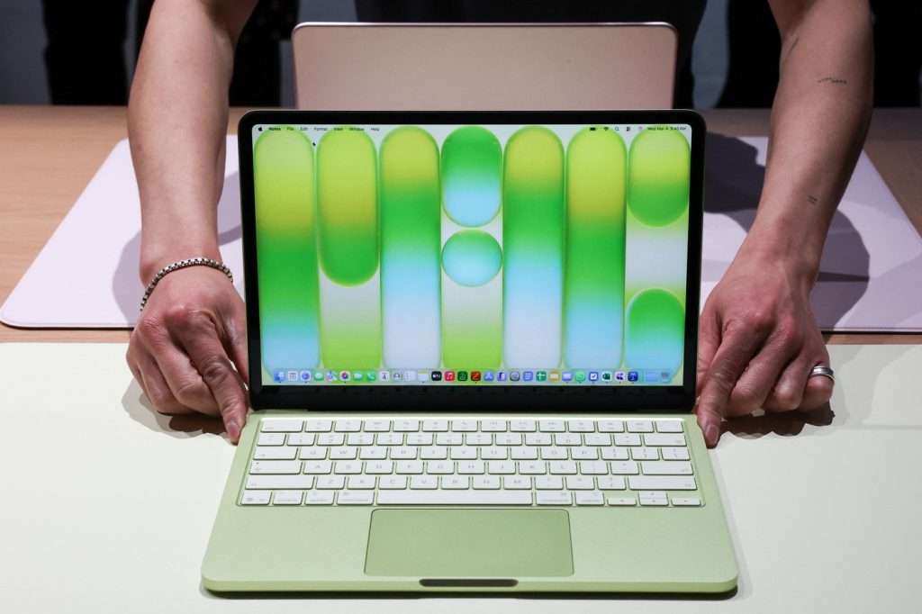 Technologický gigant Apple svetu predstavil nový laptop MacBook Neo. Ide o produkt, ktorý sa vymyká bežnej ponuke Apple.