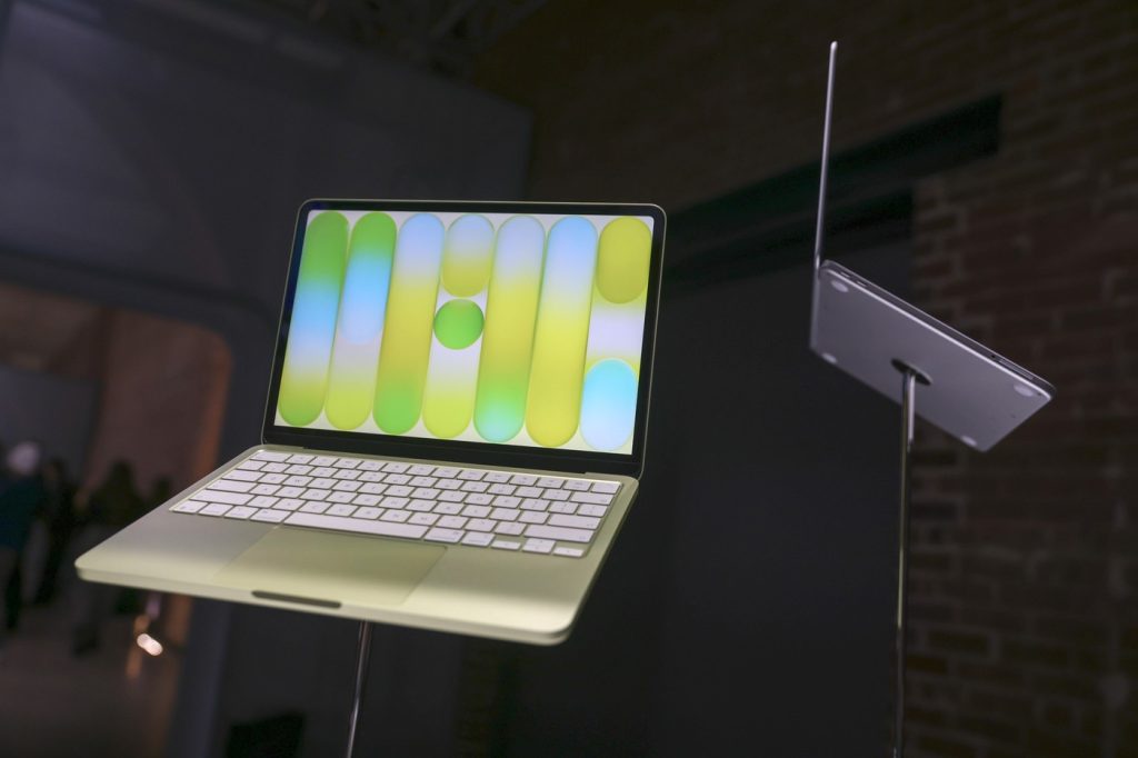 Technologický gigant Apple svetu predstavil nový laptop MacBook Neo. Ide o produkt, ktorý sa vymyká bežnej ponuke Apple.