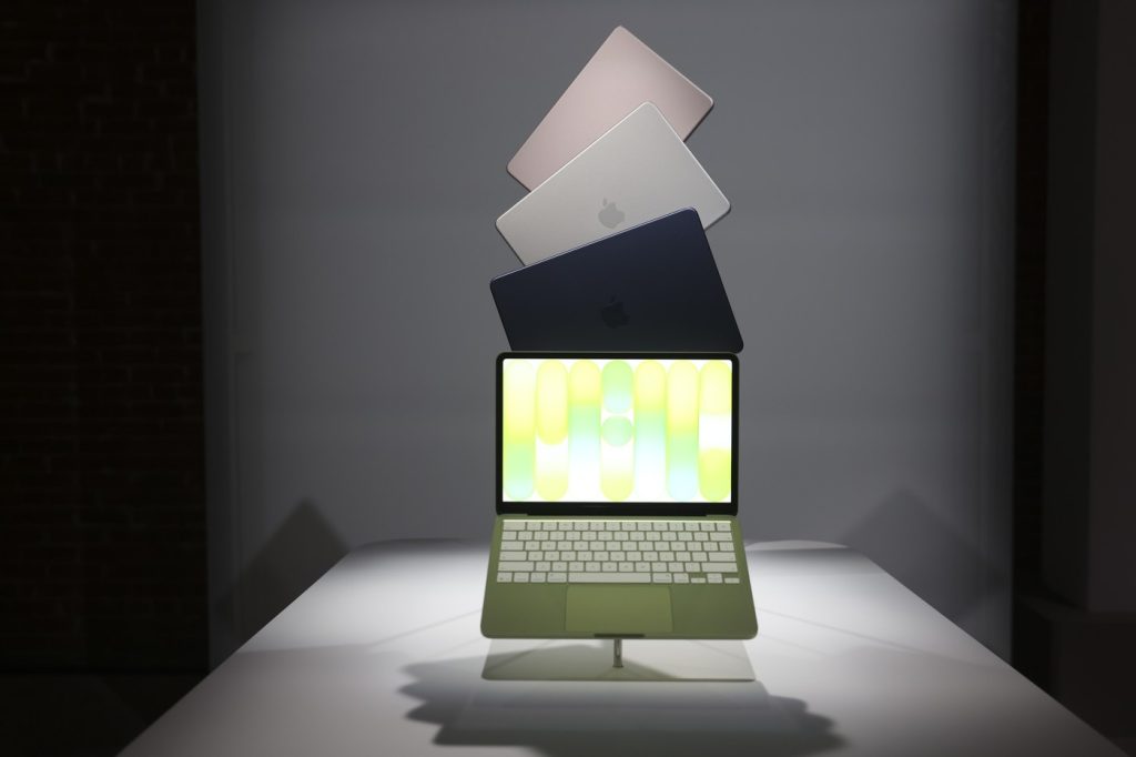 Technologický gigant Apple svetu predstavil nový laptop MacBook Neo. Ide o produkt, ktorý sa vymyká bežnej ponuke Apple.