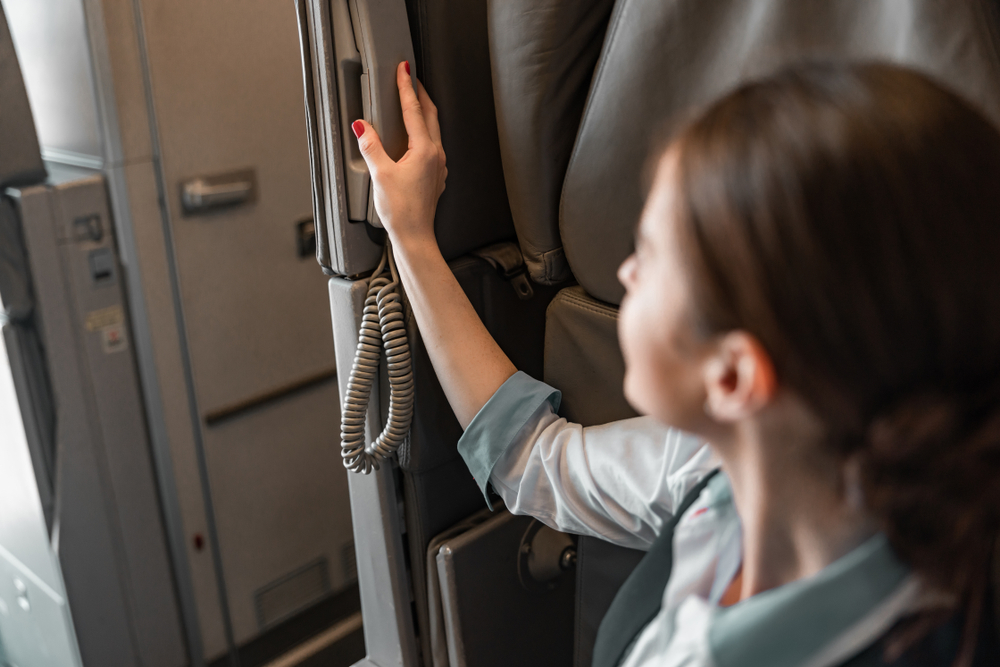 Prečo si letušky pri vzlietaní a pristávaní sedia na rukách