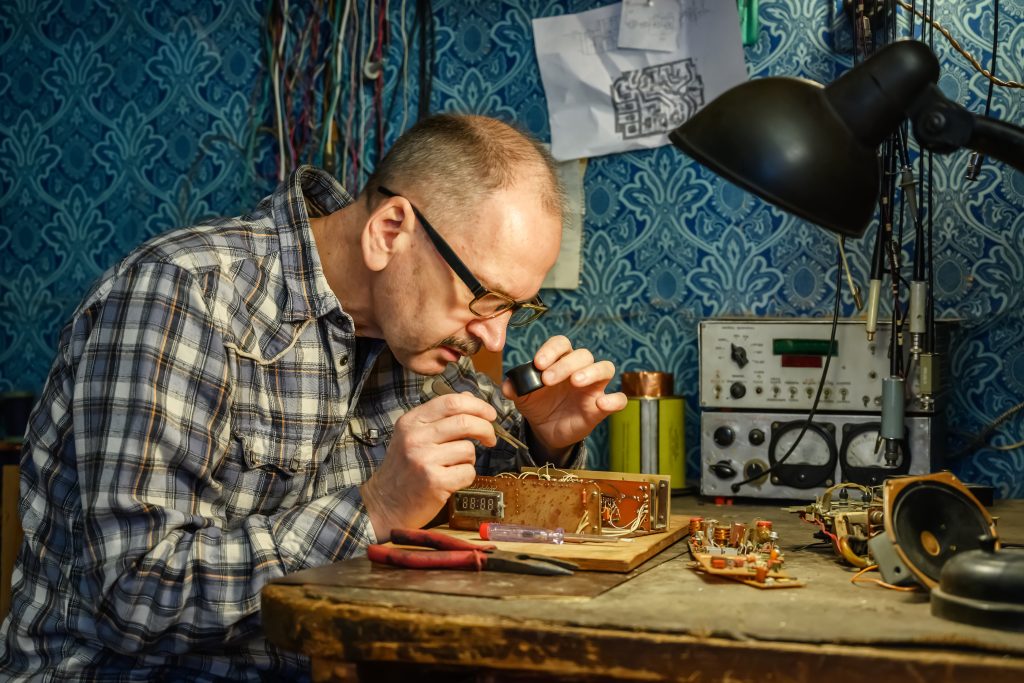 Každá generácia zažije to, že nejaké kedysi rozšírené prevádzky ukončia svoju činnosť. Väčšinou preto, že o ich služby nie je viac záujem.