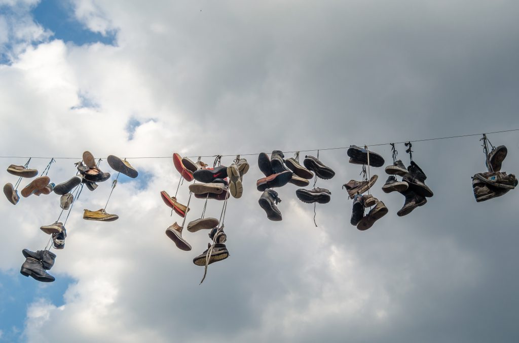 Na mnohých mestách môžeme vidieť topánky na drôte. Visia vo výške a sú vystavené živlom. Čo to ale znamená?
