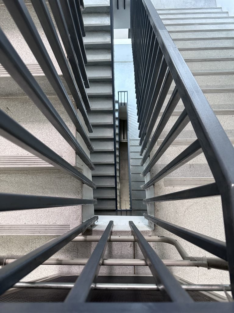 Pokazené výťahy, záhadné zvuky a podozriví susedia. Situácie, ktoré pozná každý, kto býva v paneláku