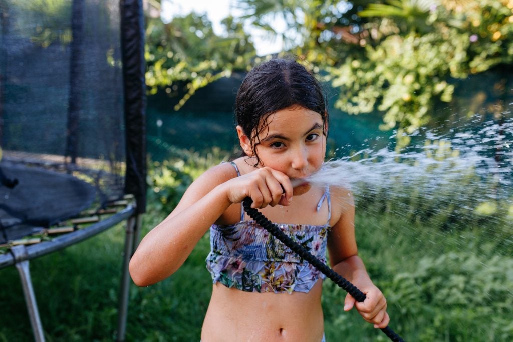 Voda z hadice a žiadne telefóny: Tieto situácie z detstva v minulosti by dnes rodičia neprežili