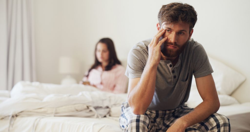 Znaky, že si vo vzťahu „po slovensky“: Bez slov, ale s tlakom