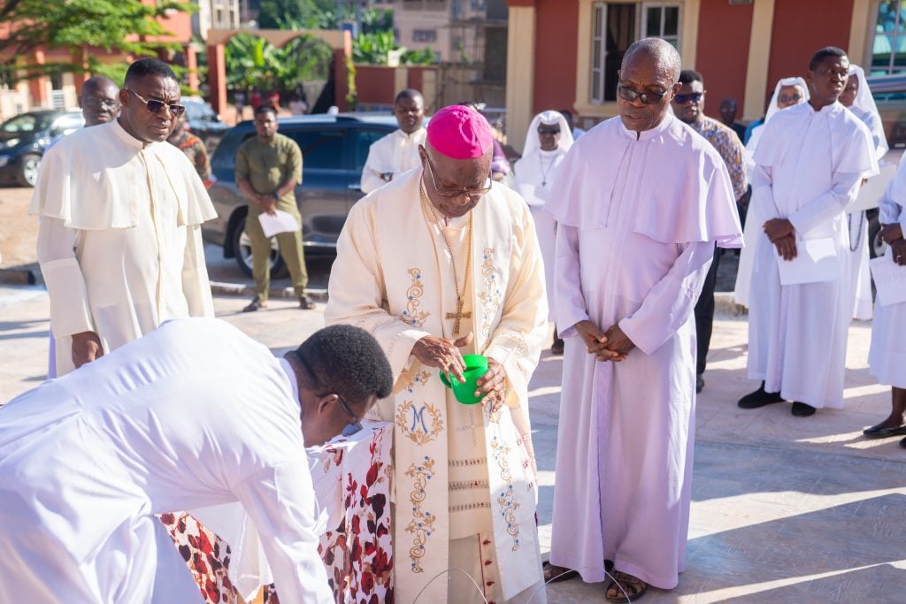 Ako sa zarába v mene Božom? Takéto výplaty dostávajú kňazi naprieč celým svetom