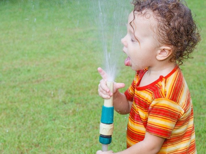 Voda z hadice a žiadne telefóny: Tieto situácie z detstva v minulosti by dnes rodičia neprežili